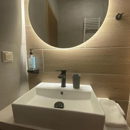 דירות Aristi Boutique Stonehouse With Attic מראה חיצוני תמונה